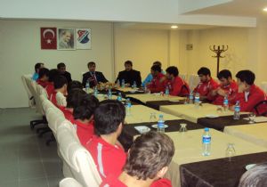 Buz hokeyi kampı başladı